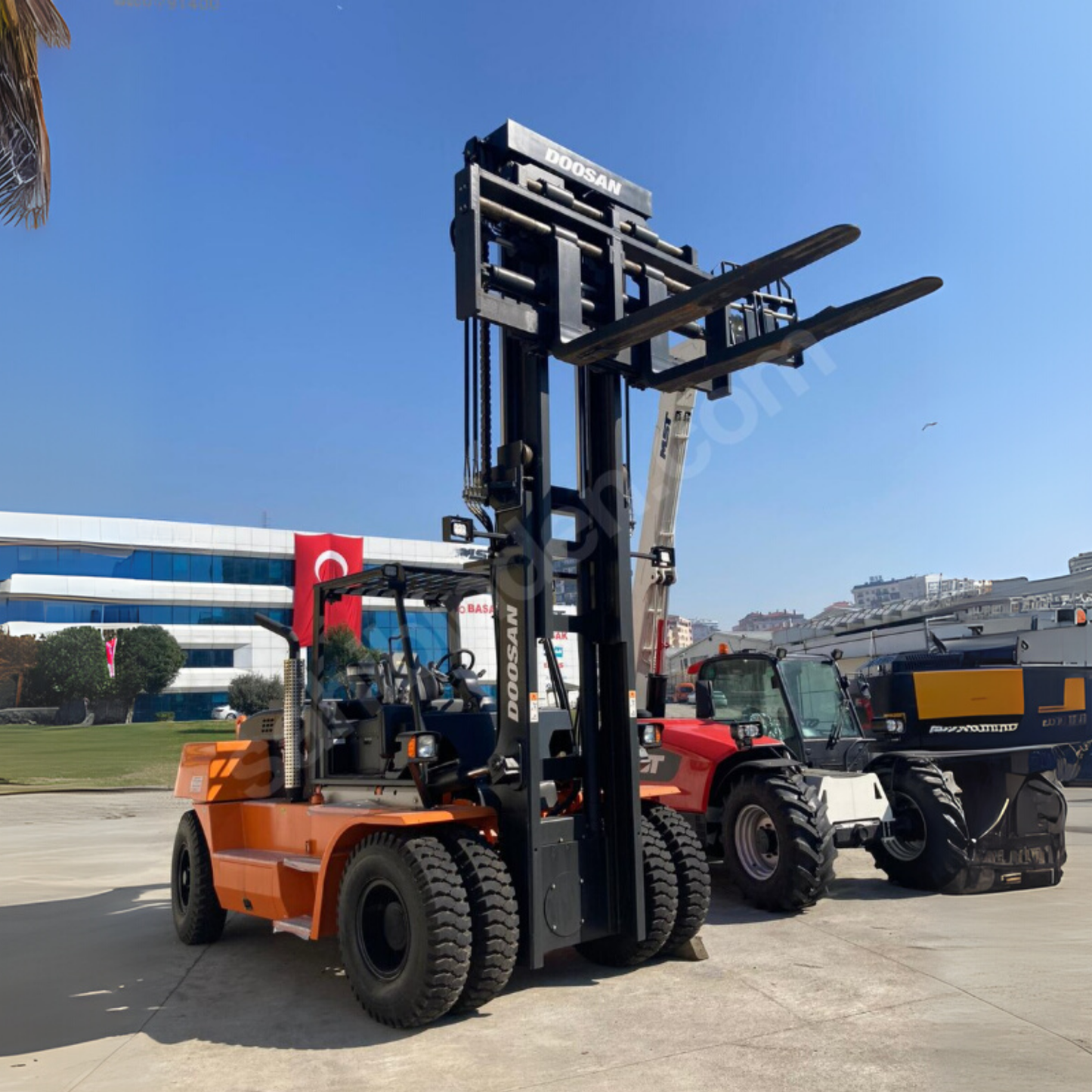 Оренда навантажувача Doosan вантажопідйомністю 16 тонн – модель 2023 року
