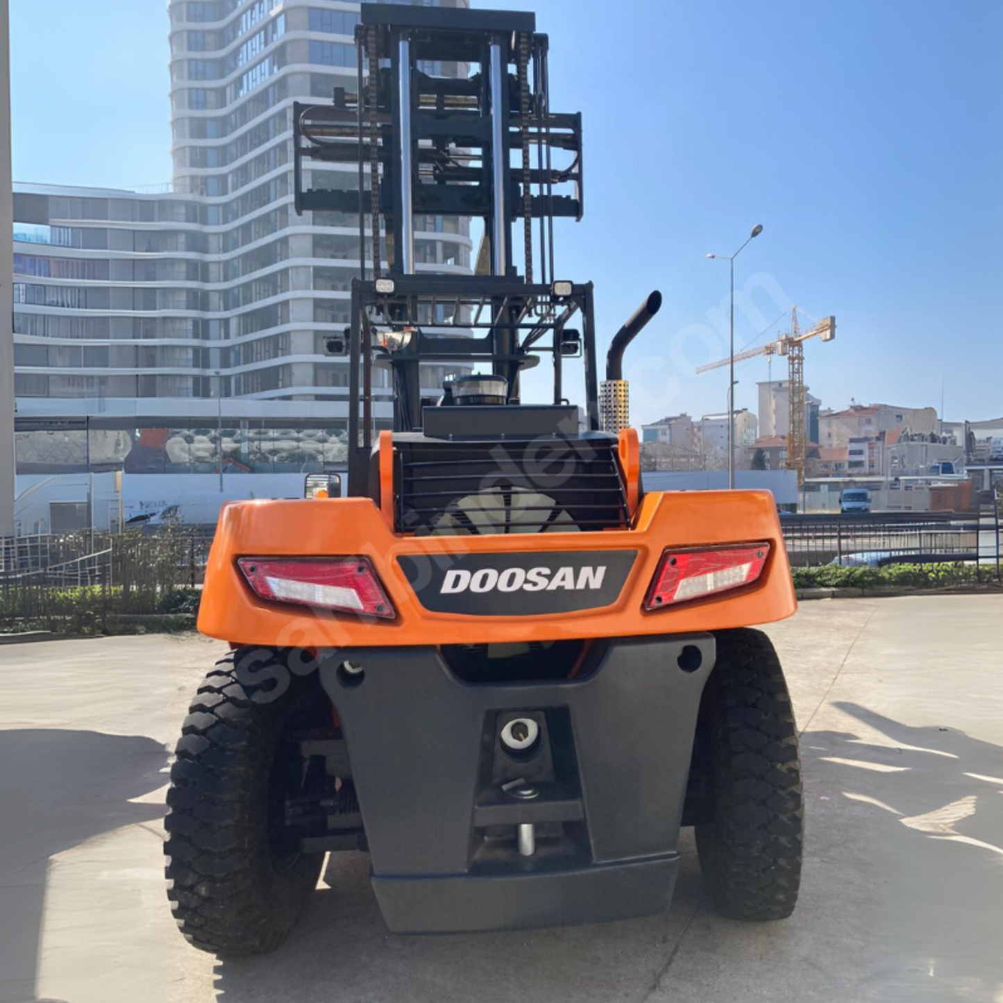 Оренда навантажувача Doosan вантажопідйомністю 16 тонн – модель 2023 року