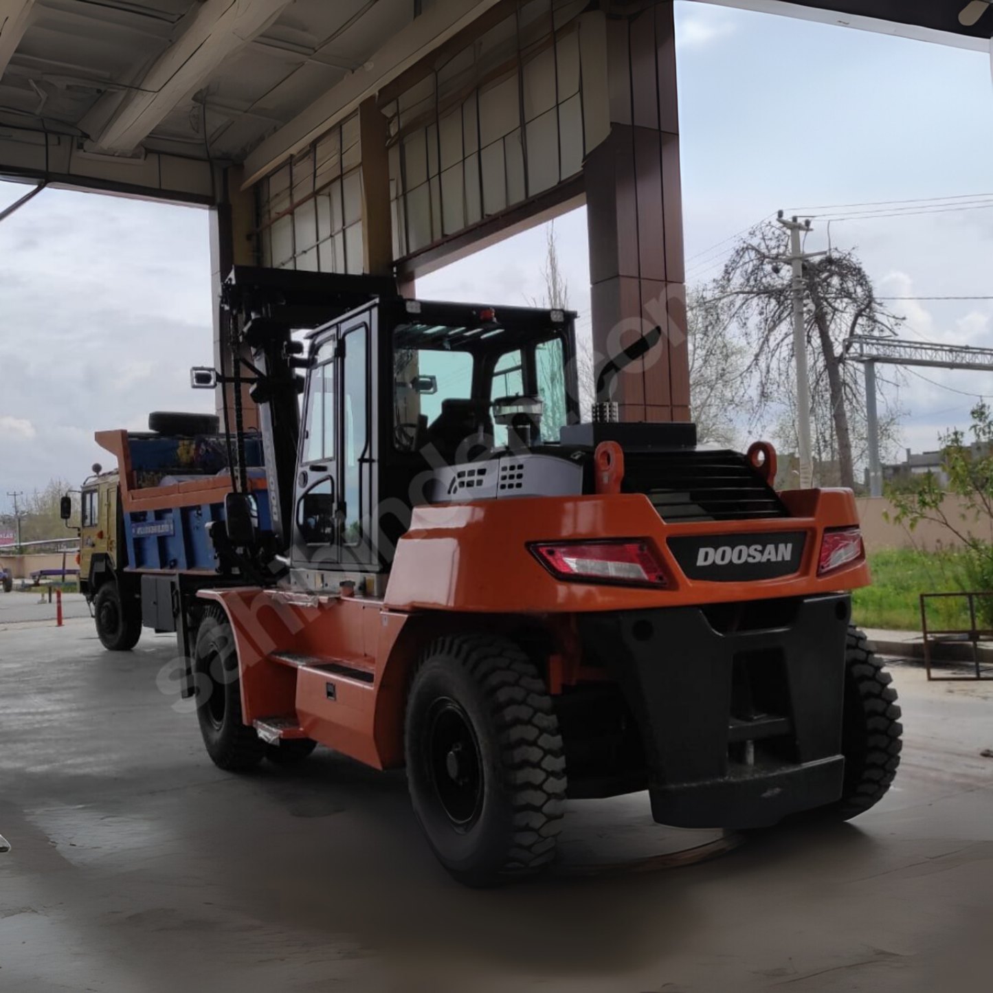 Оренда навантажувача Doosan вантажопідйомністю 16 тонн – модель 2023 року